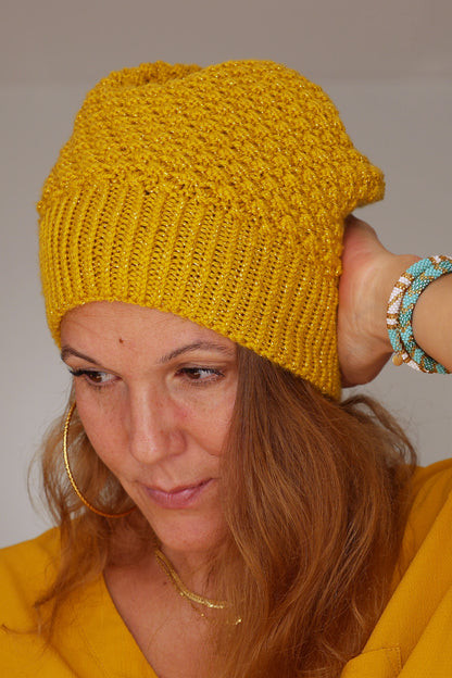 Bonnet Ananas tricoté main en fil acrylique jaune curry pailleté