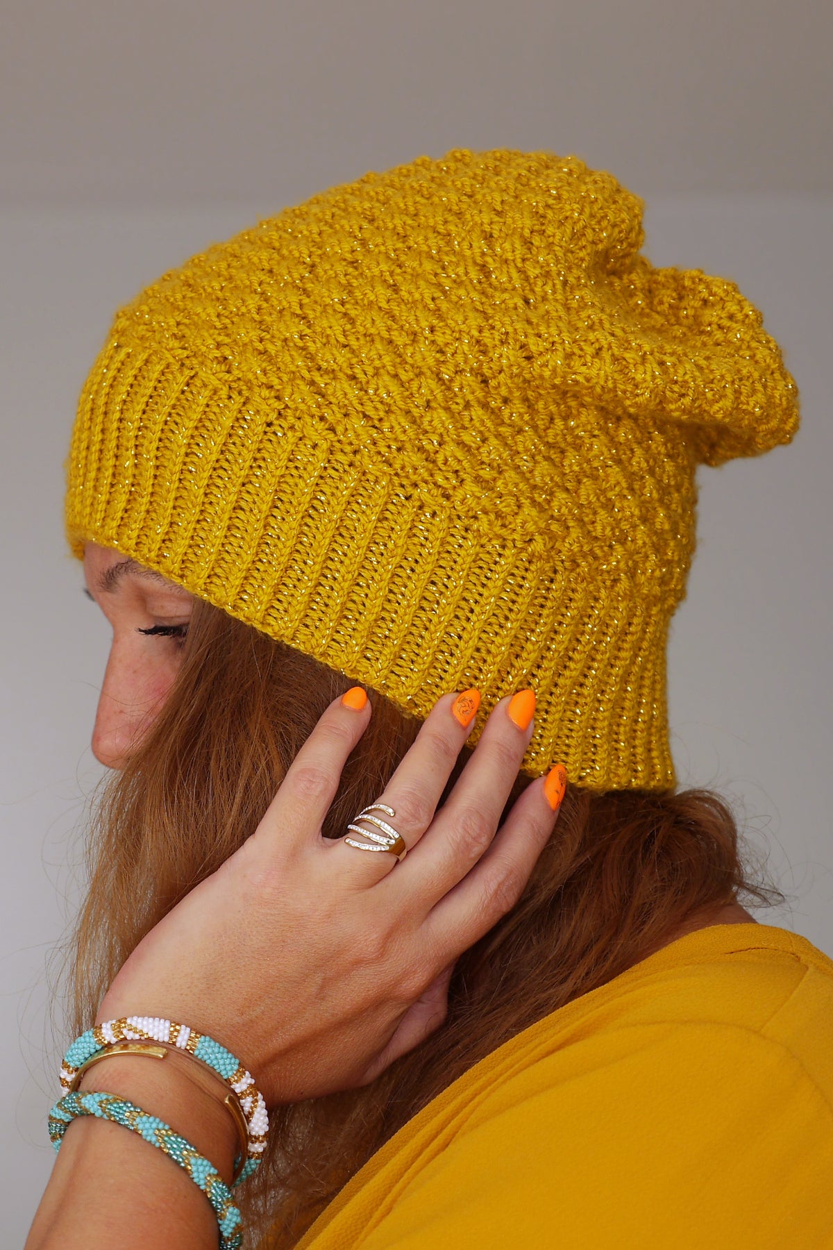 Bonnet Ananas tricoté main en fil acrylique jaune curry pailleté