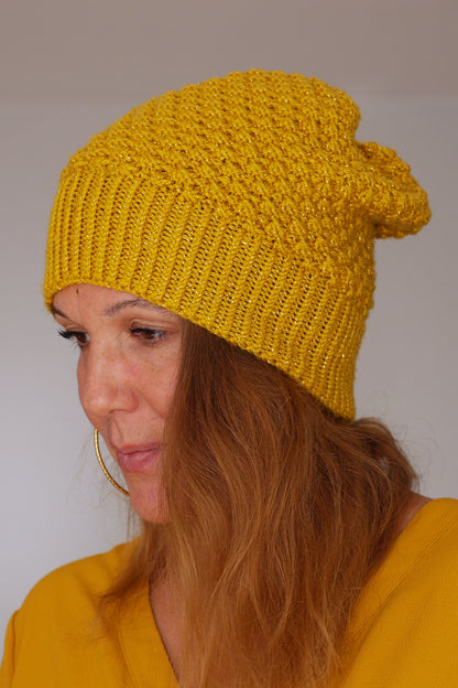 Bonnet Ananas tricoté main en fil acrylique jaune curry pailleté