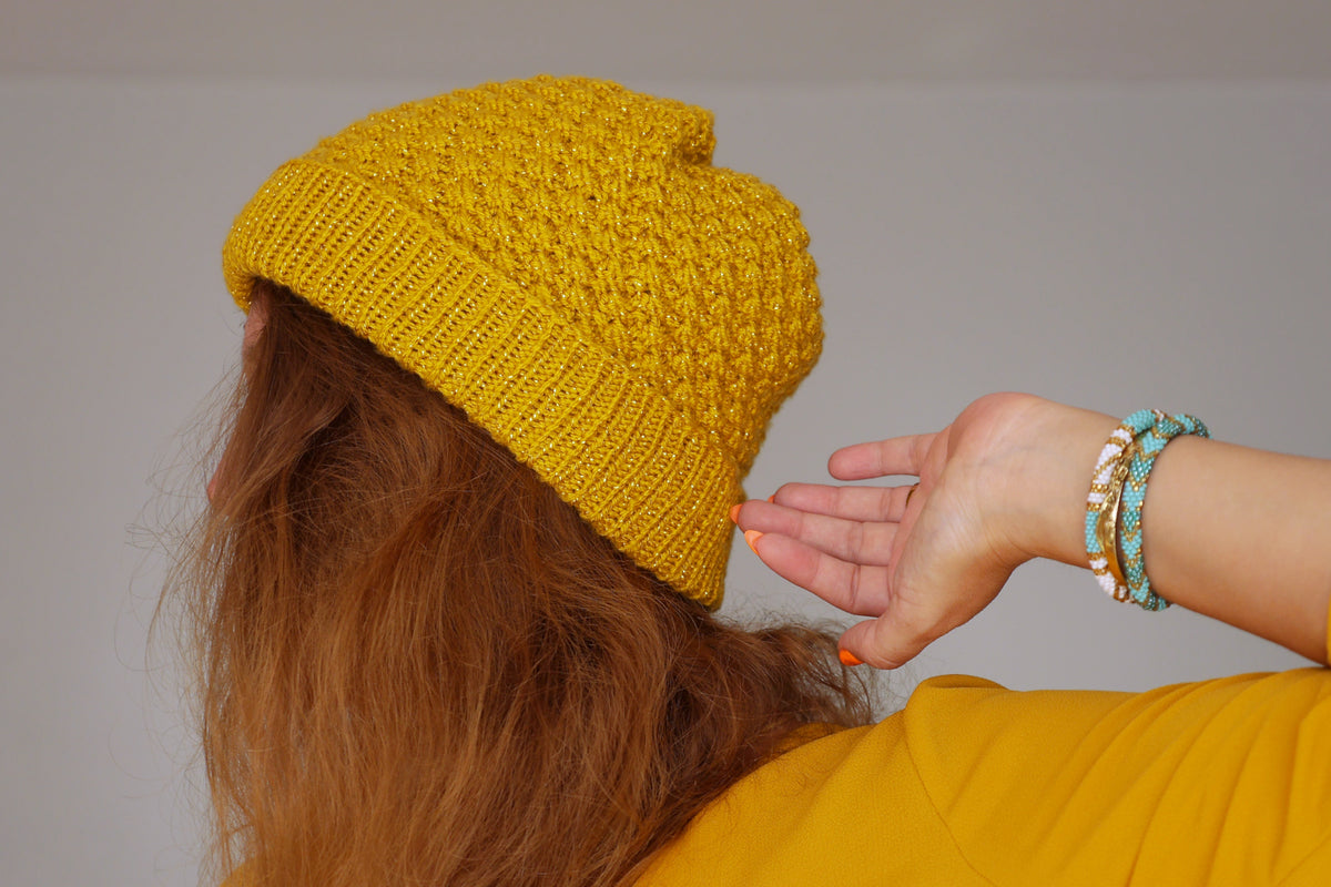 Bonnet Ananas tricoté main en fil acrylique jaune curry pailleté