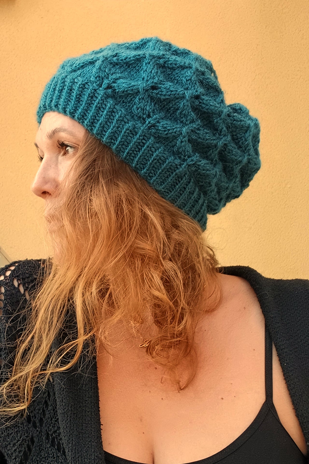 Bonnet tricoté main en fil acrylique et alpaga bleu canard modèle feuilles