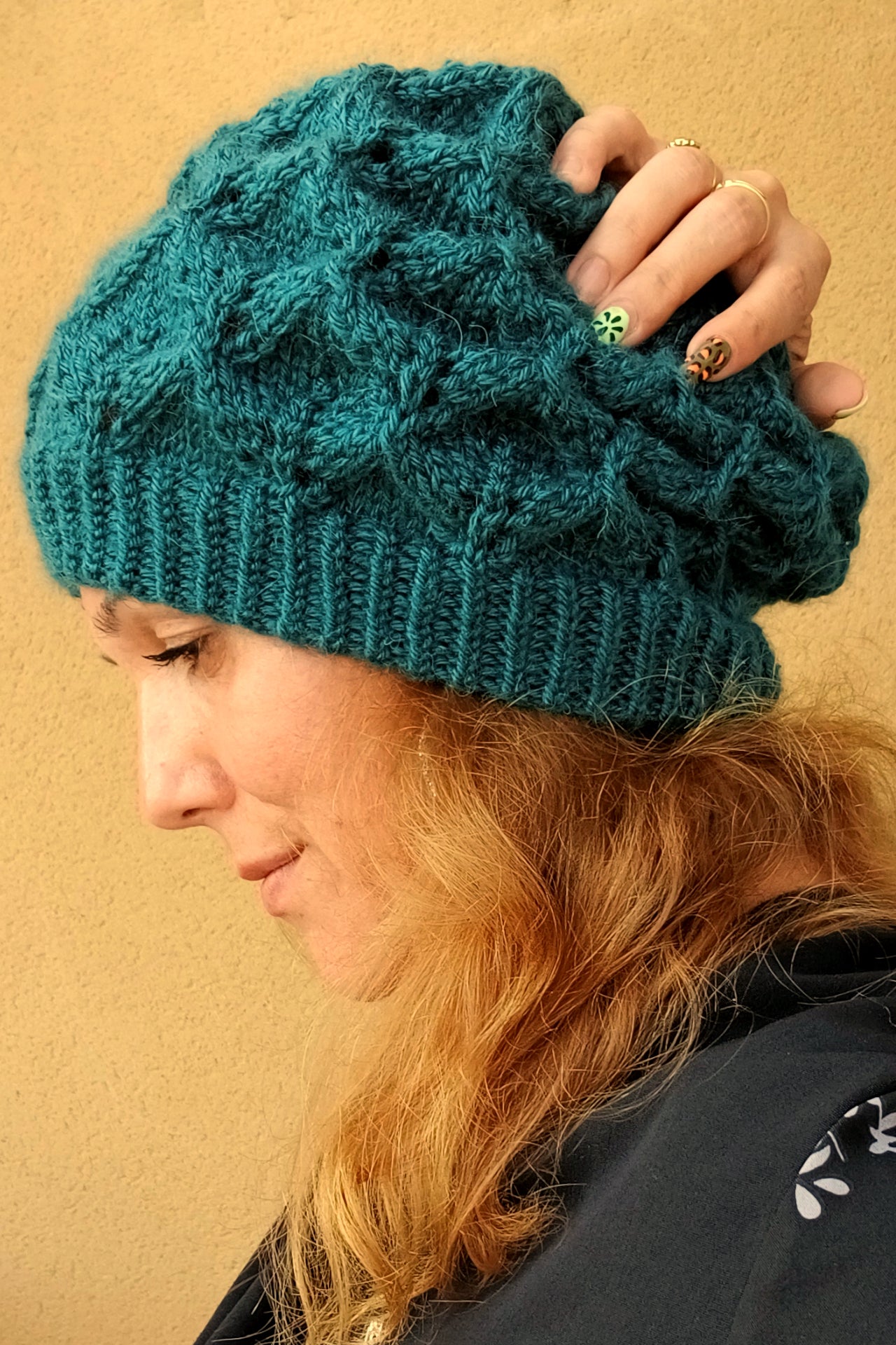 Bonnet tricoté main en fil acrylique et alpaga bleu canard modèle feuilles