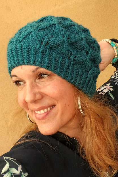 Bonnet tricoté main en fil acrylique et alpaga bleu canard modèle feuilles
