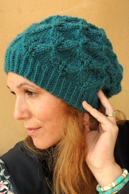 Bonnet tricoté main en fil acrylique et alpaga bleu canard modèle feuilles