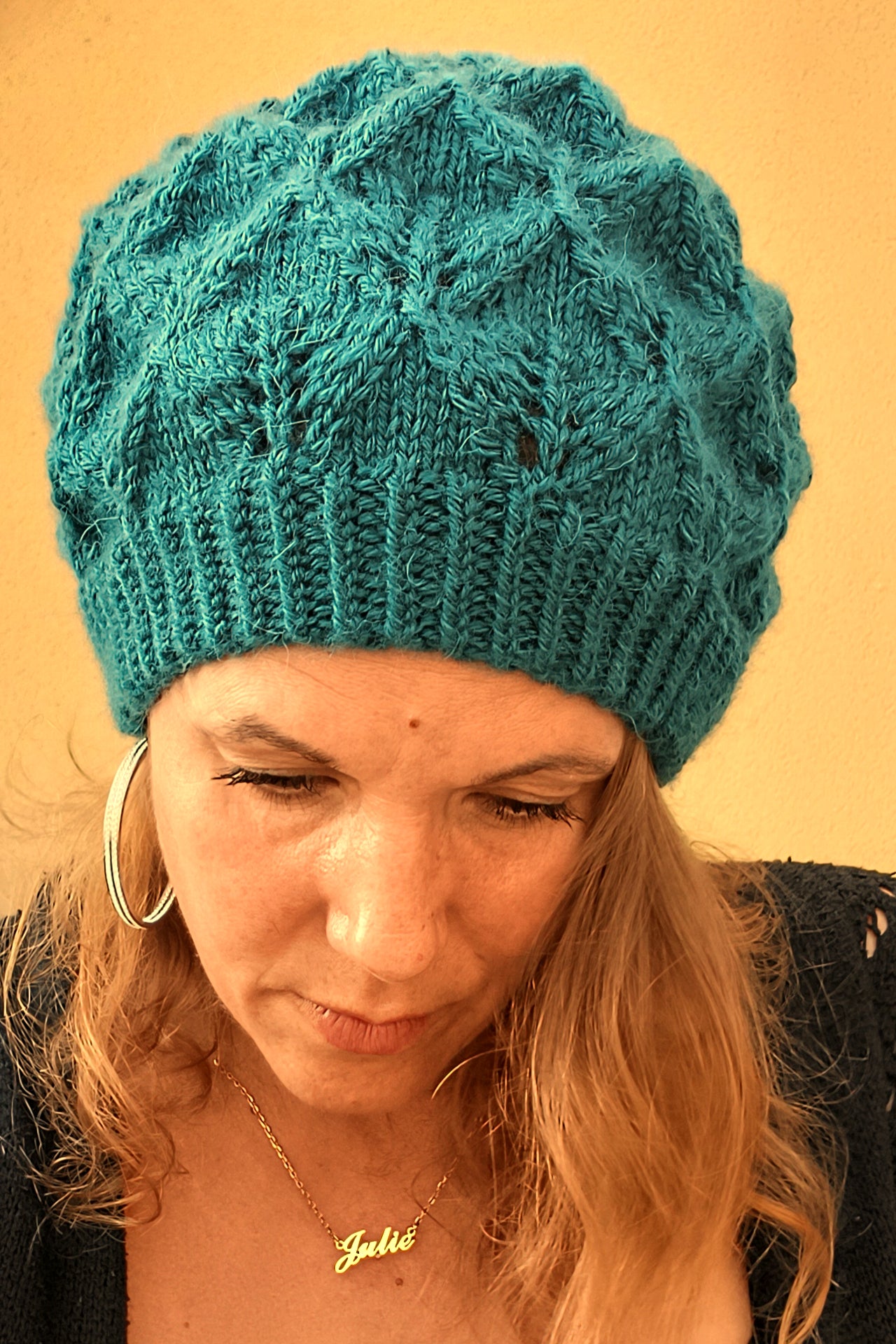 Bonnet tricoté main en fil acrylique et alpaga bleu canard modèle feuilles