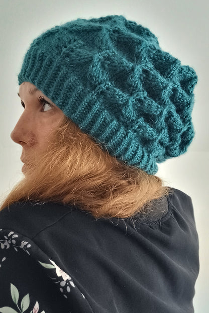 Bonnet tricoté main en fil acrylique et alpaga bleu canard modèle feuilles