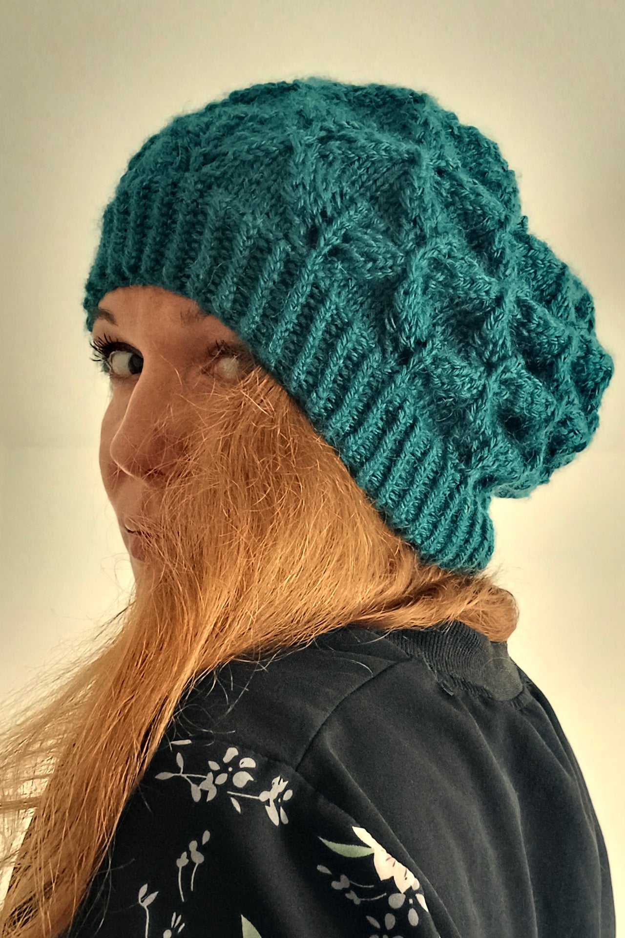 Bonnet tricoté main en fil acrylique et alpaga bleu canard modèle feuilles