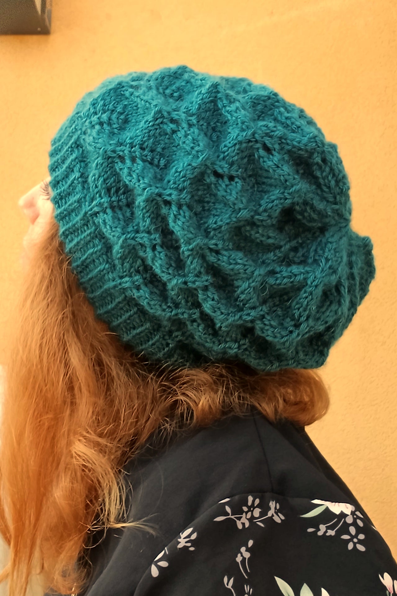 Bonnet tricoté main en fil acrylique et alpaga bleu canard modèle feuilles