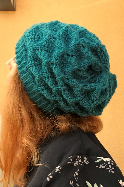 Bonnet tricoté main en fil acrylique et alpaga bleu canard modèle feuilles