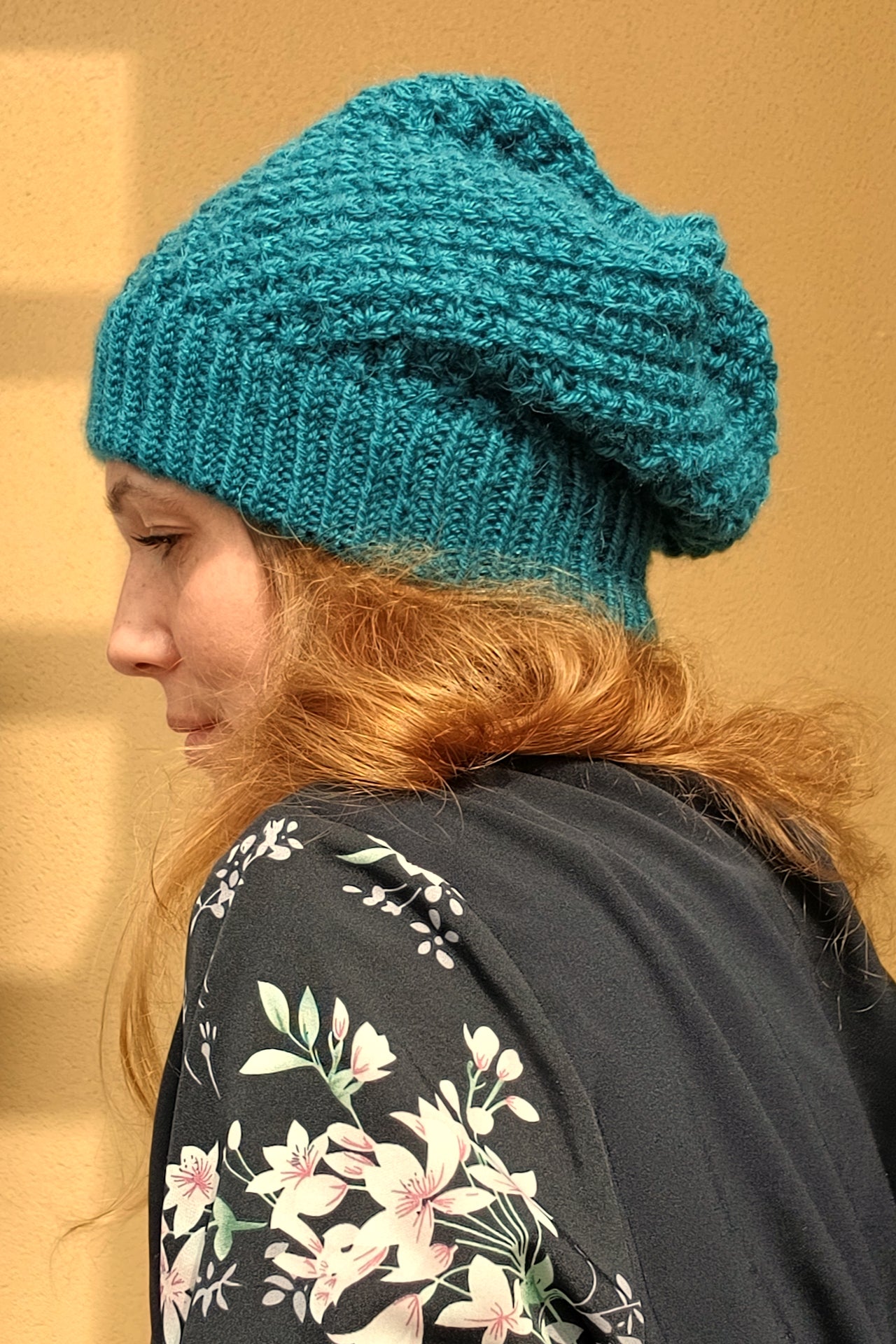 Bonnet tricoté main en fil acrylique et alpaga bleu canard