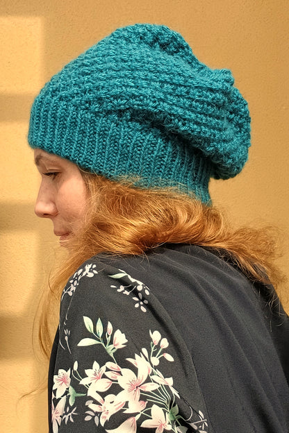 Bonnet tricoté main en fil acrylique et alpaga bleu canard