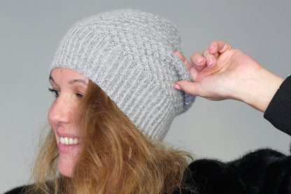 Bonnet Slouchy laine tricoté main gris clair pailleté modèle petites fleurs léger