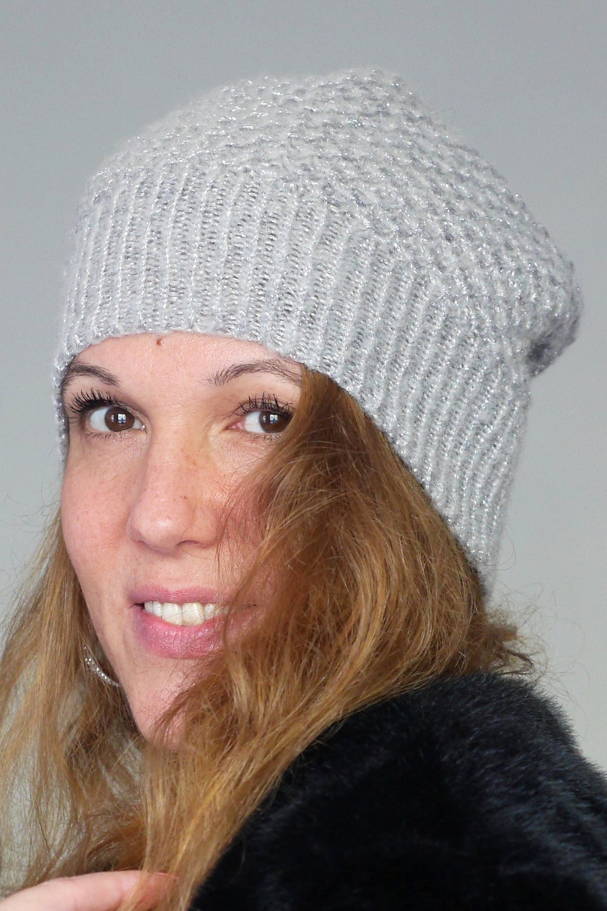 Bonnet Slouchy laine tricoté main gris clair pailleté modèle petites fleurs léger