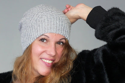 Bonnet Slouchy laine tricoté main gris clair pailleté modèle petites fleurs léger
