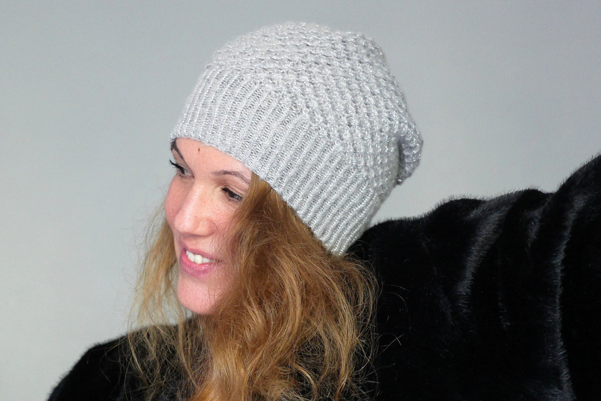 Bonnet Slouchy laine tricoté main gris clair pailleté modèle petites fleurs léger