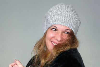 Bonnet Slouchy laine tricoté main gris clair pailleté modèle petites fleurs léger