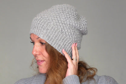 Bonnet Slouchy laine tricoté main gris clair pailleté modèle petites fleurs léger