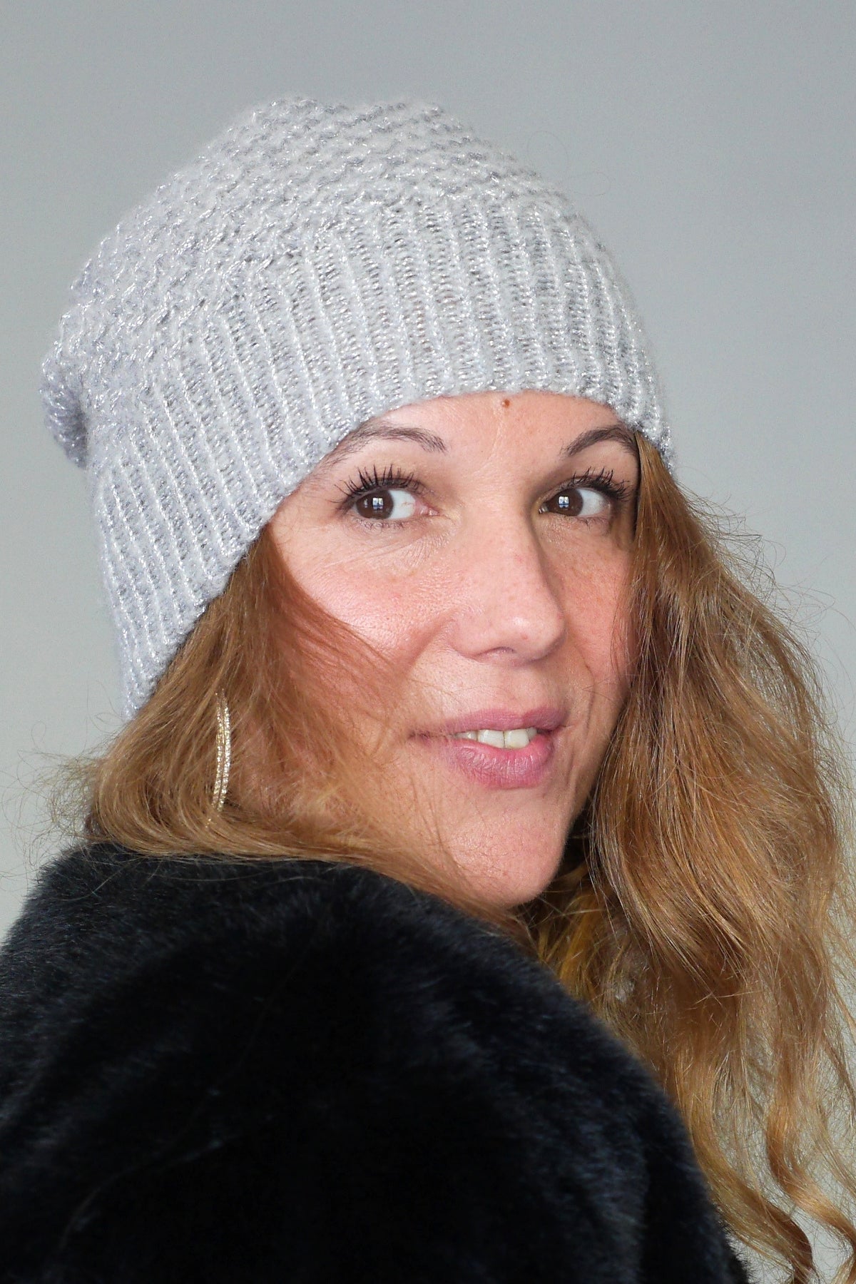 Bonnet Slouchy laine tricoté main gris clair pailleté modèle petites fleurs léger