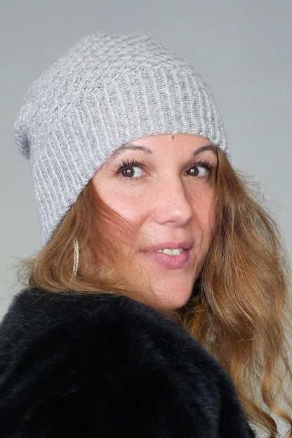 Bonnet Slouchy laine tricoté main gris clair pailleté modèle petites fleurs léger