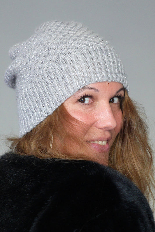 Bonnet Slouchy laine tricoté main gris clair pailleté modèle petites fleurs léger