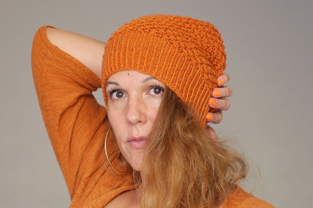 Bonnet Slouchy tricoté main orange pailleté modèle petites fleurs