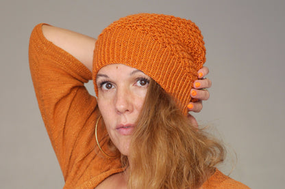 Bonnet Slouchy tricoté main orange pailleté modèle petites fleurs