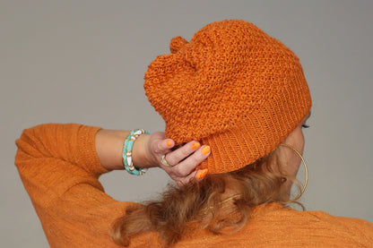 Bonnet Slouchy tricoté main orange pailleté modèle petites fleurs