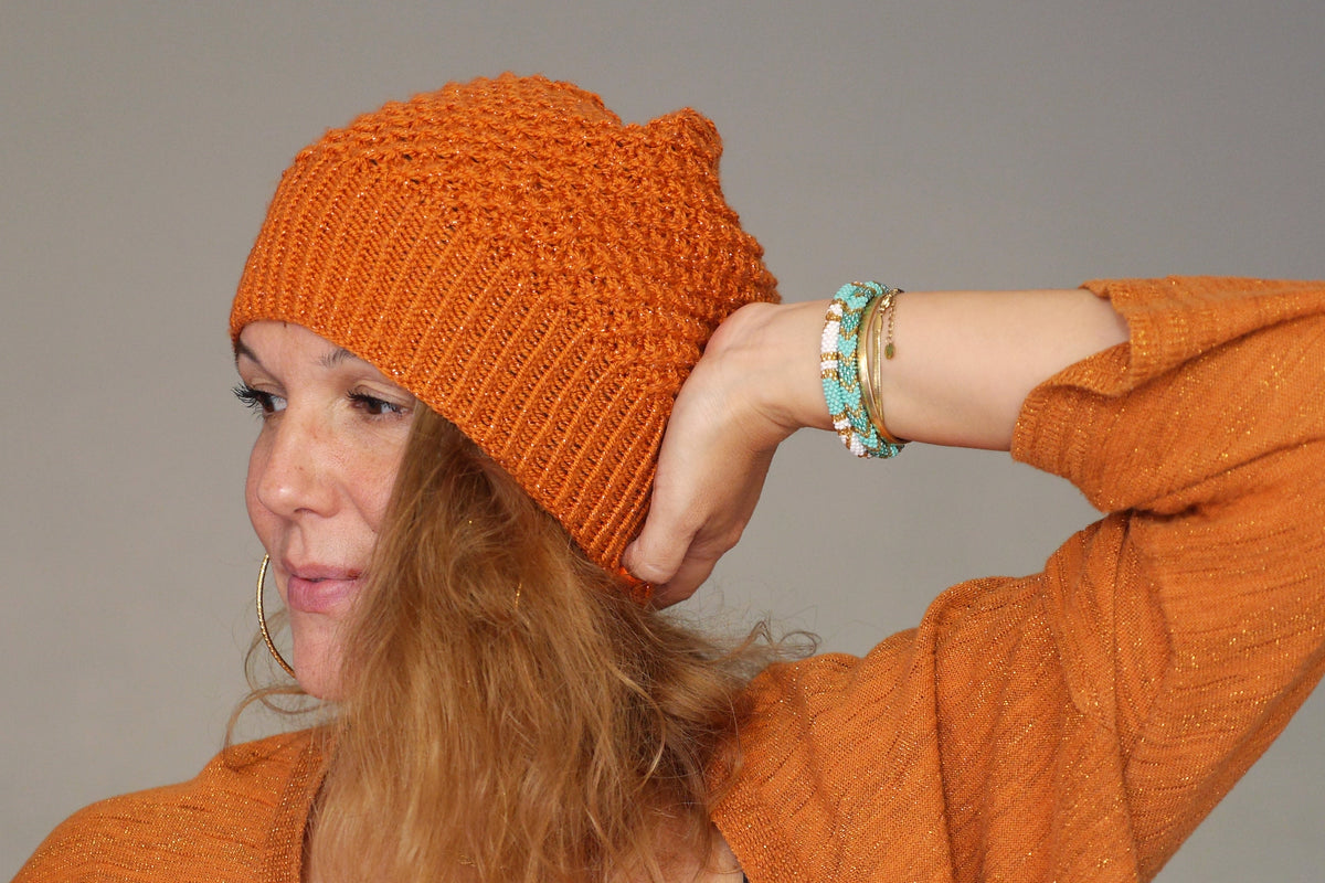 Bonnet Slouchy tricoté main orange pailleté modèle petites fleurs