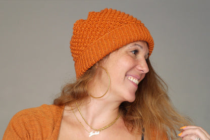 Bonnet Slouchy tricoté main orange pailleté modèle petites fleurs