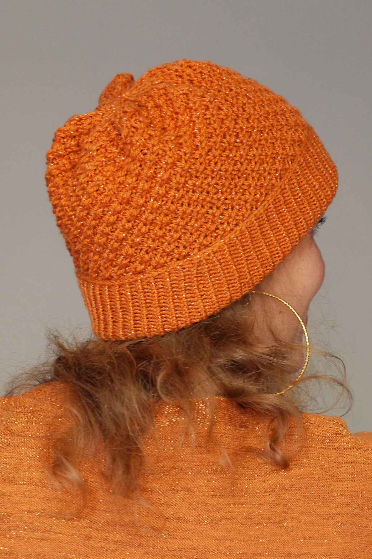 Bonnet Slouchy tricoté main orange pailleté modèle petites fleurs