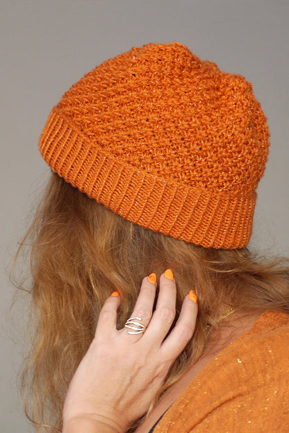 Bonnet Slouchy tricoté main orange pailleté modèle petites fleurs