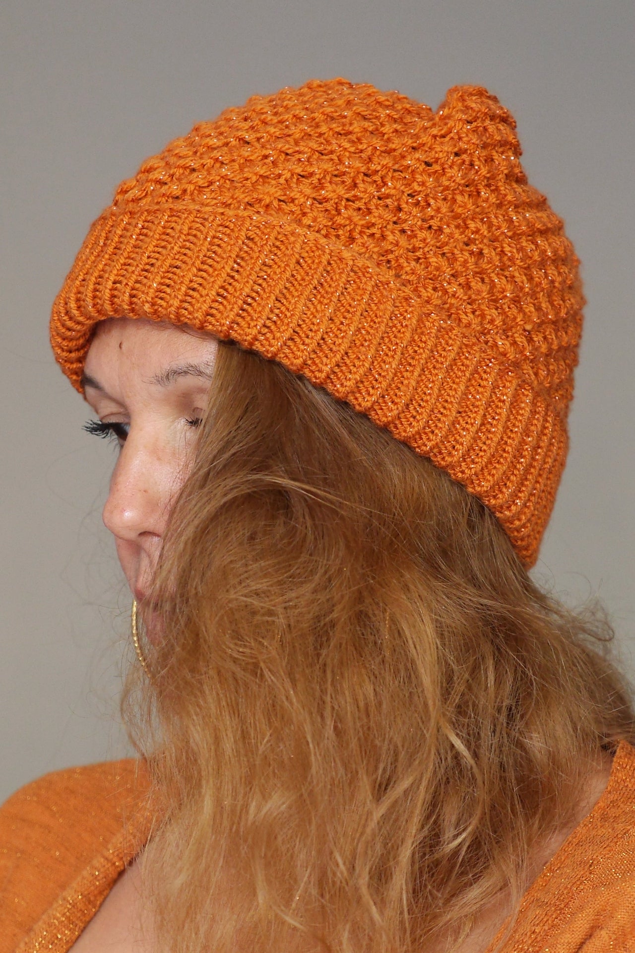 Bonnet Slouchy tricoté main orange pailleté modèle petites fleurs