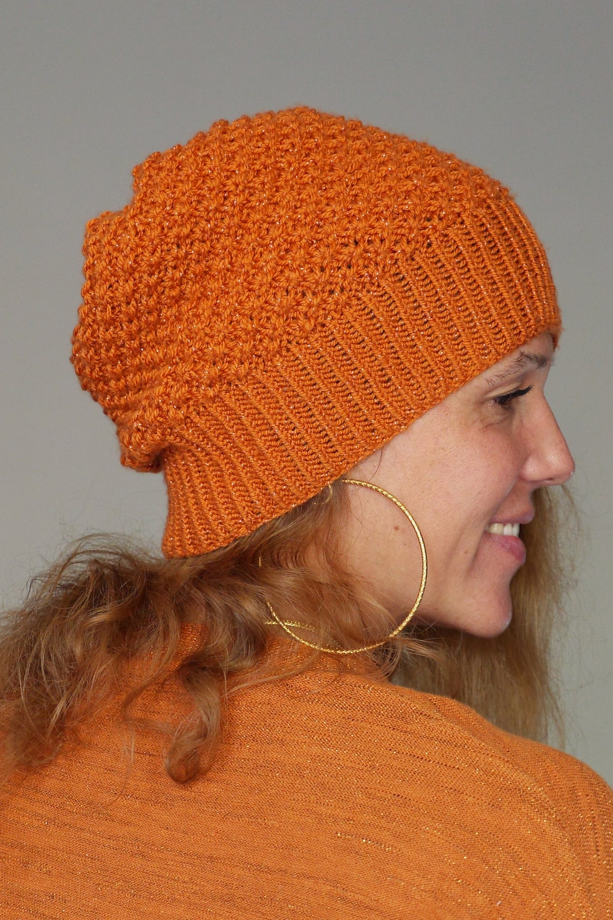 Bonnet Slouchy tricoté main orange pailleté modèle petites fleurs