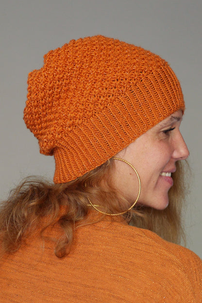 Bonnet Slouchy tricoté main orange pailleté modèle petites fleurs