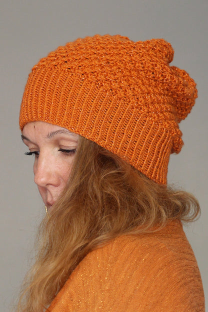 Bonnet Slouchy tricoté main orange pailleté modèle petites fleurs