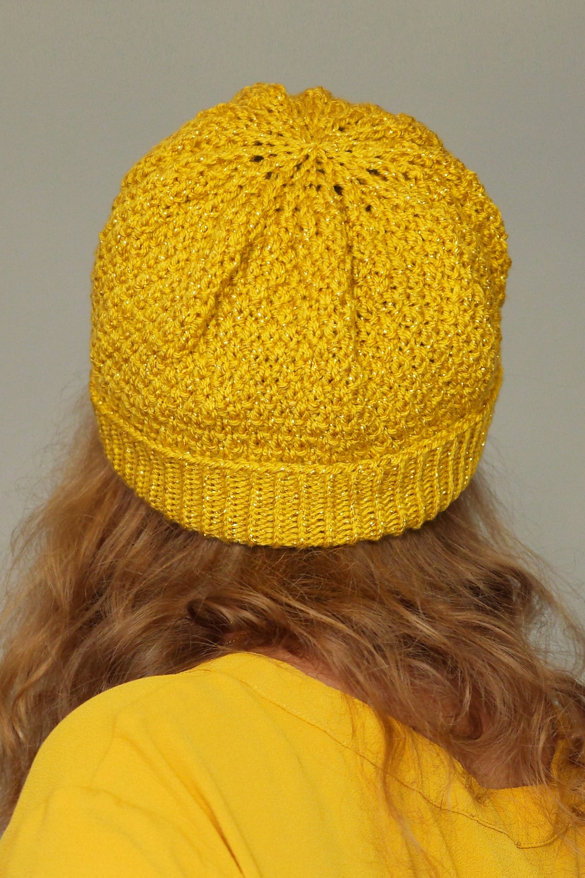 Bonnet Muffin tricoté main en fil acrylique jaune curry pailleté