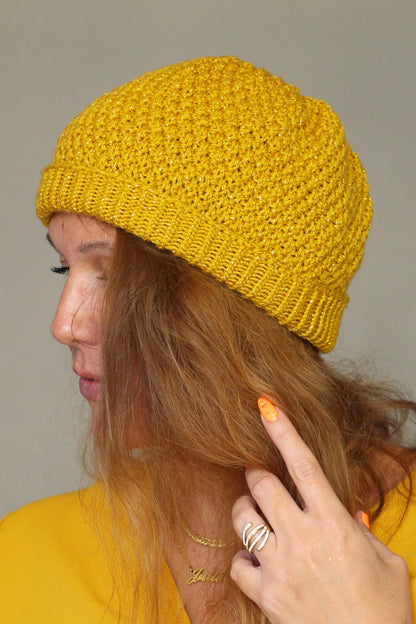 Bonnet Muffin tricoté main en fil acrylique jaune curry pailleté