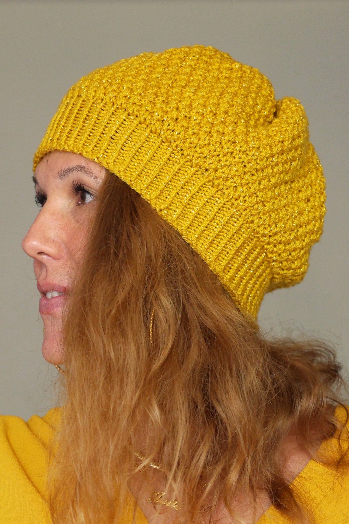 Bonnet Muffin tricoté main en fil acrylique jaune curry pailleté