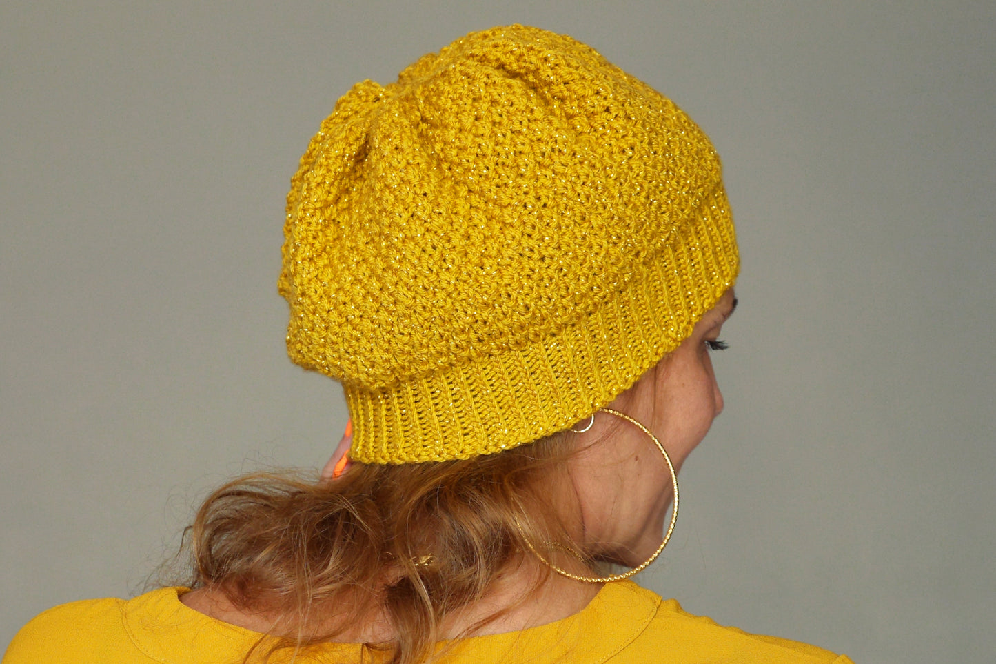 Bonnet Muffin tricoté main en fil acrylique jaune curry pailleté