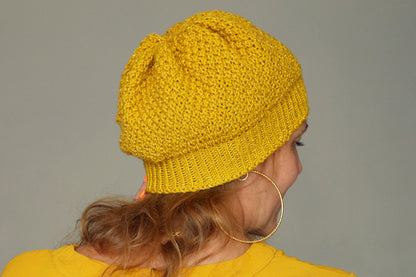 Bonnet Muffin tricoté main en fil acrylique jaune curry pailleté