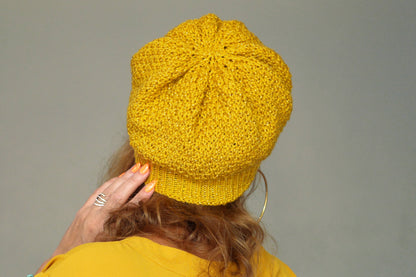 Bonnet Muffin tricoté main en fil acrylique jaune curry pailleté