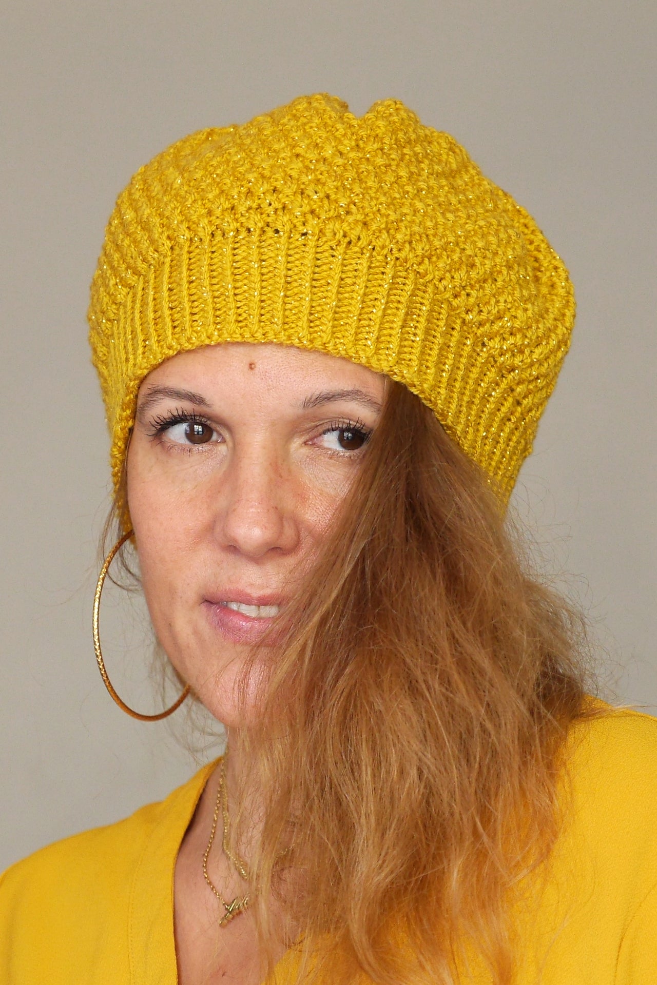 Bonnet Muffin tricoté main en fil acrylique jaune curry pailleté
