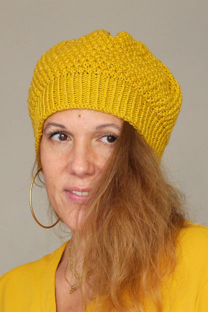 Bonnet Muffin tricoté main en fil acrylique jaune curry pailleté