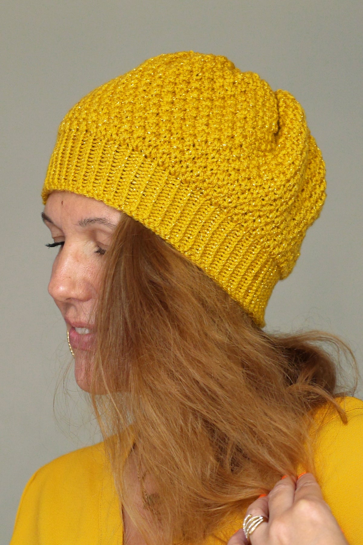 Bonnet Muffin tricoté main en fil acrylique jaune curry pailleté