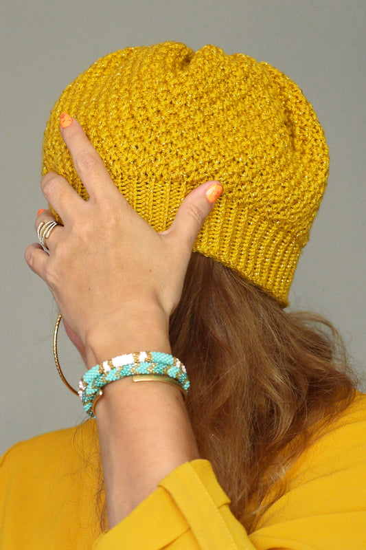 Bonnet Muffin tricoté main en fil acrylique jaune curry pailleté