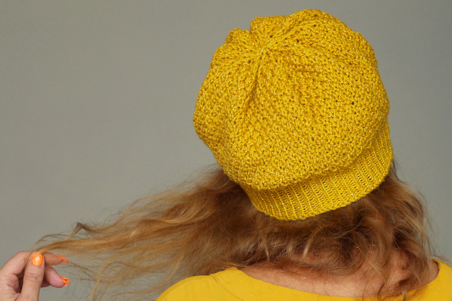 Bonnet Muffin tricoté main en fil acrylique jaune curry pailleté