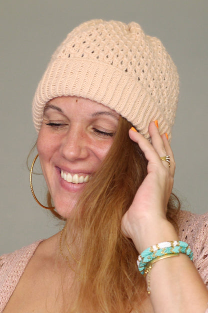 Bonnet Slouchy ajouré tricoté main en fil acrylique et laine peignée rose poudré