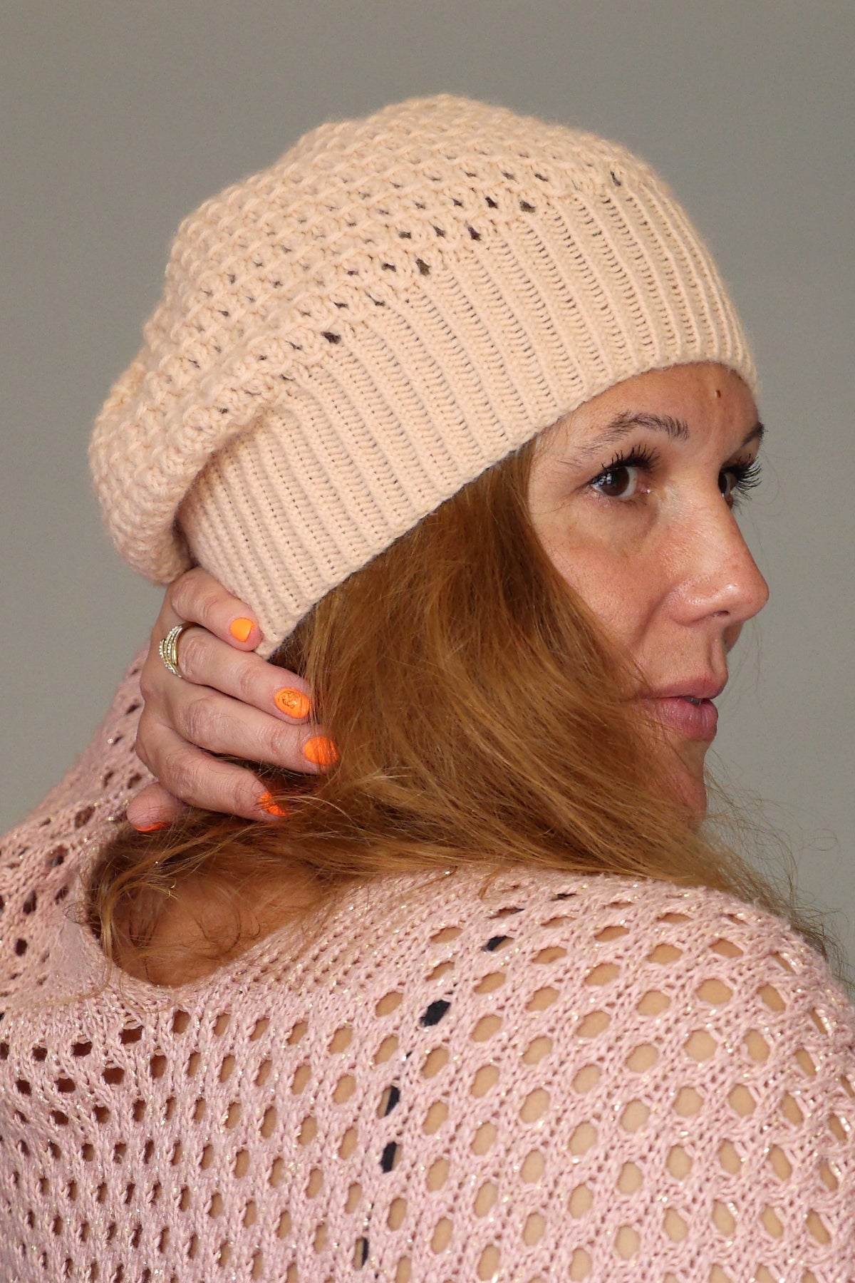 Bonnet Slouchy ajouré tricoté main en fil acrylique et laine peignée rose poudré