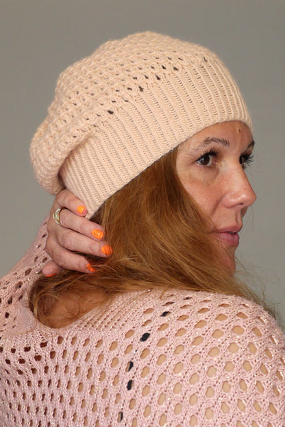 Bonnet Slouchy ajouré tricoté main en fil acrylique et laine peignée rose poudré