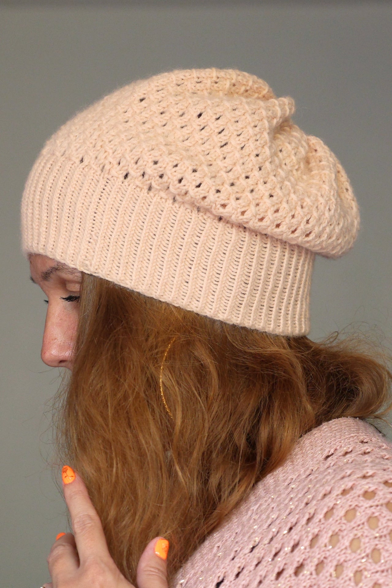 Bonnet Slouchy ajouré tricoté main en fil acrylique et laine peignée rose poudré